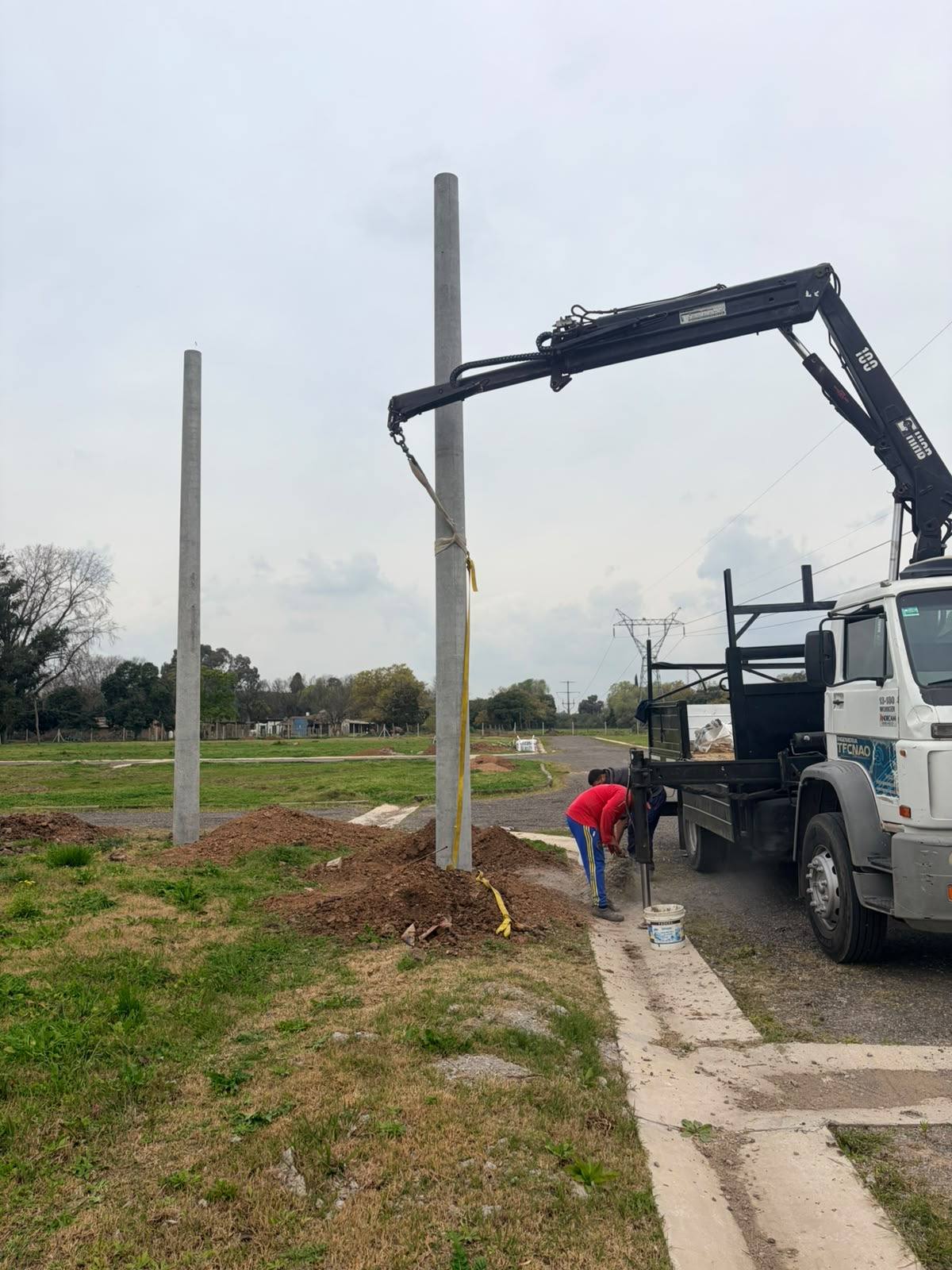 Colocación de postes de luz en San Juan Bautista